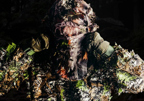 Foto Von Einem Wald Getarnten Scharfschützen Soldaten Setzen Maske Auf — Stockfoto
