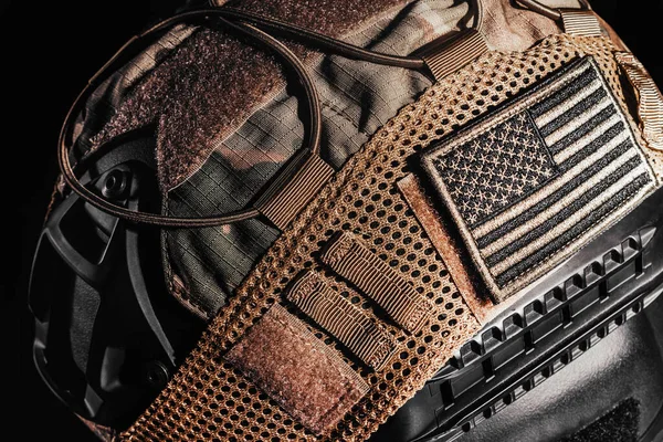 カバーとアメリカの国旗パッチ付きの軍事戦術ヘルメットの写真 — ストック写真