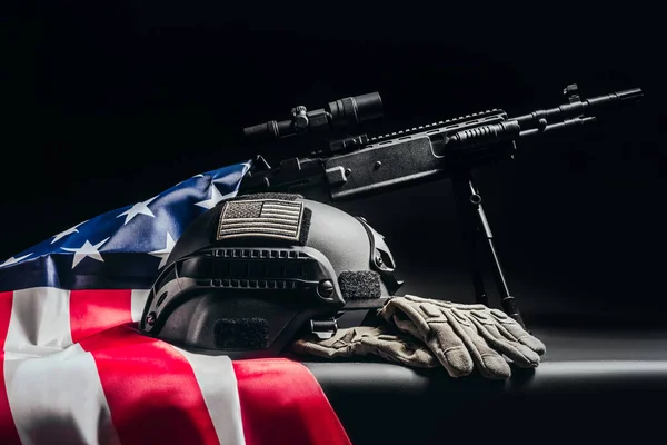 Fénykép Egy Fekete Mesterlövész Puska Áll Asztalon Katona Sisak Amerikai — Stock Fotó