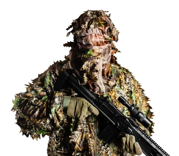 Foto Soldado Terno Camuflado Floresta Segurando Rifle Sniper Isolado Fundo — Fotografia de Stock