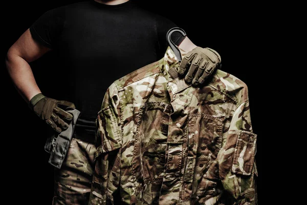 Foto Seorang Tentara Memegang Multicam Kamuflase Tunik Latar Belakang Hitam — Stok Foto
