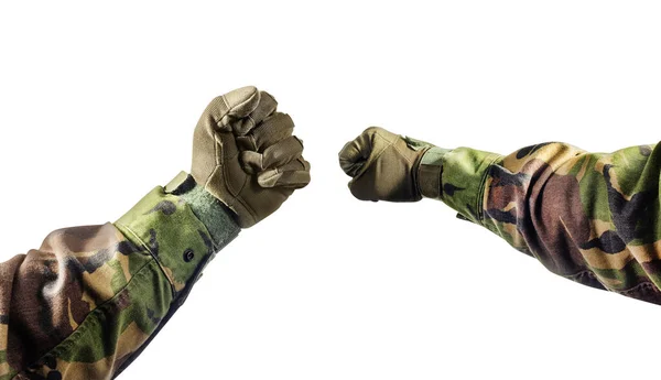 Odizolowane Zdjęcie Pierwszej Osoby Oglądającej Pięści Żołnierzy Rękawiczkach Taktycznych Zakamuflowaną — Zdjęcie stockowe