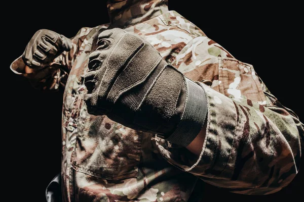 Zdjęcie Żołnierza Multicam Camouflage Tunic Ponczu Poza Czarnym Tle — Zdjęcie stockowe