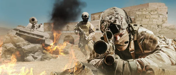 Zdjęcie Pełni Wyposażonych Żołnierzy Układających Celujących Karabin Pustynnym Polu Bitwy — Zdjęcie stockowe