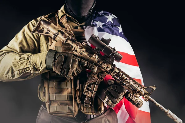 Zdjęcie Pełni Wyposażonego Żołnierza Kamizelkę Karabin Stojącego Amerykańską Flagą — Zdjęcie stockowe