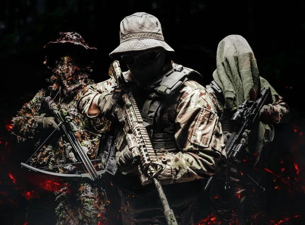 Foto Eines Unterschiedlich Ausgerüsteten Tarnsoldaten Taktischer Weste Gewehren Und Armbrust — Stockfoto