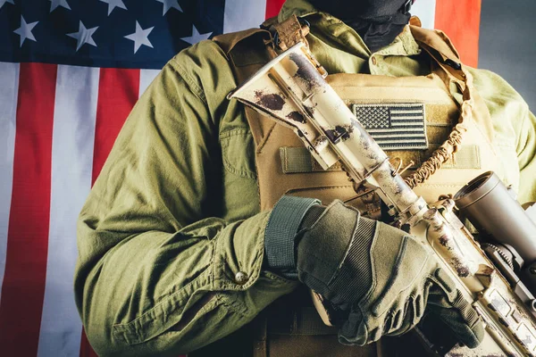 Foto Soldato Completamente Equipaggiato Giubbotto Antiproiettile Tattico Fucile Piedi Con — Foto Stock