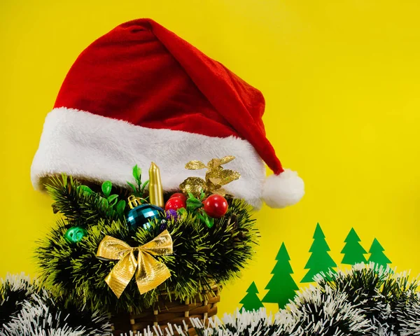 Composición Fotográfica Una Cesta Ramo Navidad Con Bolas Decorativas Sombrero — Foto de Stock