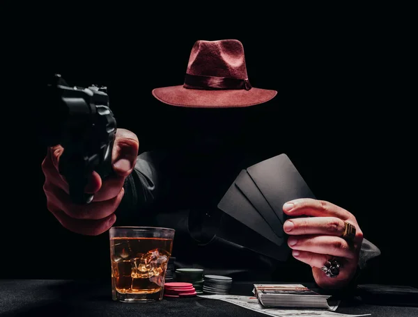 Siyah Gömlekli Şapkalı Poker Oynayan Elinde Siyah Kartlar Tutan Bir — Stok fotoğraf
