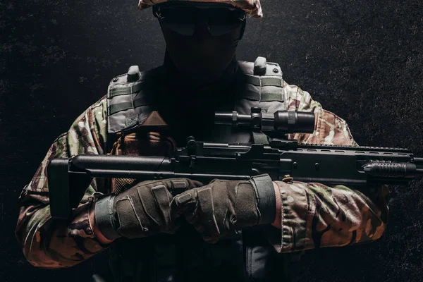 Tam Teçhizatlı Miğferli Bir Askerin Fotoğrafı Siyah Arka Planda Keskin — Stok fotoğraf
