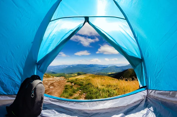 Foto Dia Ensolarado Vista Pico Montanha Uma Porta Barraca Acampamento — Fotografia de Stock