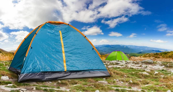 Foto Dia Ensolarado Acampando Tendas Pico Uma Montanha — Fotografia de Stock