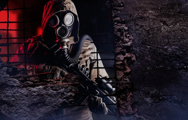 Foto Van Een Post Apocalyptische Stalker Soldaat Gasmasker Geweer Kijkend — Stockfoto