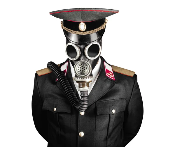 一个身着制服 戴着便帽 戴着苏联式防毒面具 头戴白色背景的灾难后军官的孤立照片 — 图库照片