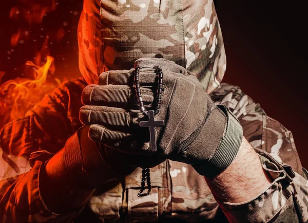 Foto Soldado Militar Uniforme Capacete Armadura Sentado Segurando Cruz Colar — Fotografia de Stock