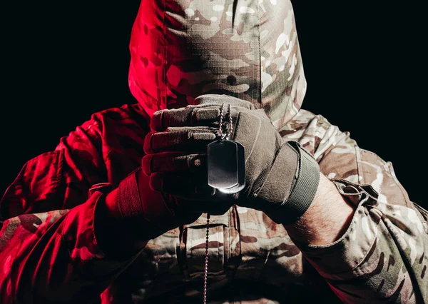 Photo Military Soldier Uniform Armor Helmet Sitting Holding Metal Army — Stock Photo, Image