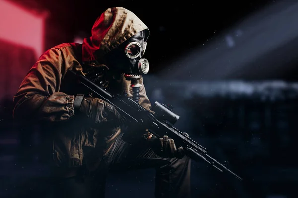 写真のポスト黙示録ストーカー兵士でガスマスクとフードジャケット保持ライフルと座って暗い工場の背景に赤ライトグロー — ストック写真