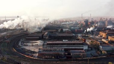 Sanayi fabrikası panorama manzarası, çevrede dumanlı sanayi bacası kirliliği, zehirli hava ile baca boru fabrikası videosu.