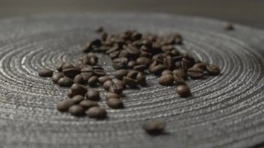 Kavrulmuş kahve çekirdekleri, masaya yakın çekim. 