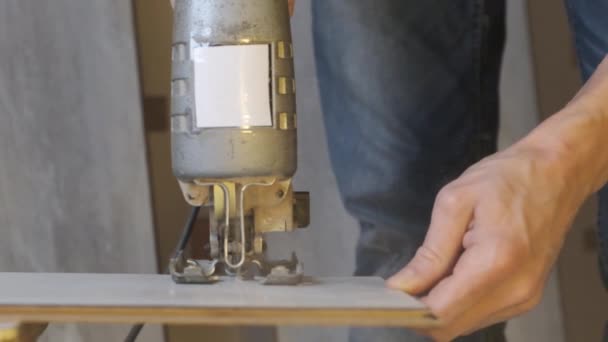 Een timmerman die hout zaagt met elektrische zaag, voor laminaat. slow motion 120 fps — Stockvideo