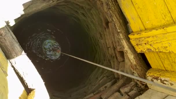 Alte Ziehen Gut Nimmt Wasser Aus Einem Brunnen Auf Wasserbrunnen — Stockvideo