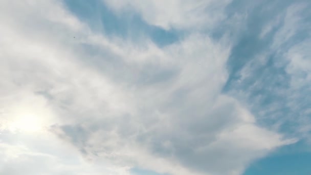 雲で青い空をタイムラプス 4Kビデオストック空と移動雲 — ストック動画