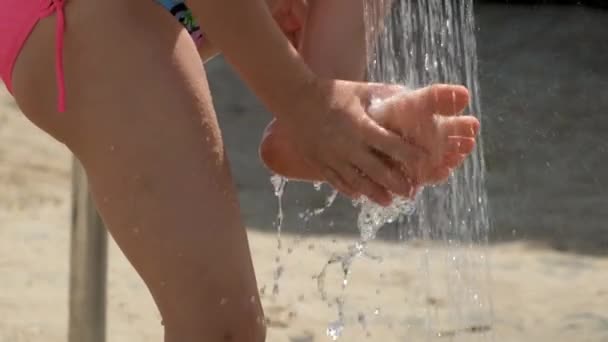 Chica Joven Lavándose Las Piernas Playa Movimiento Lento Lavar Las — Vídeos de Stock