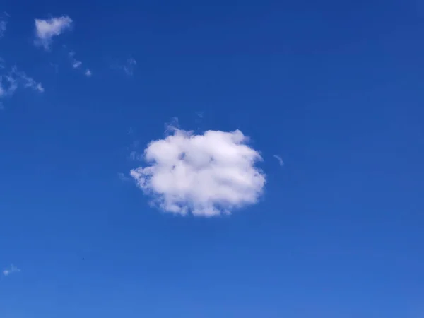 Γαλάζιο Ουρανό Σύννεφα Καλοκαιρινός Καιρός Ακρωτήριο Σύννεφα — Φωτογραφία Αρχείου
