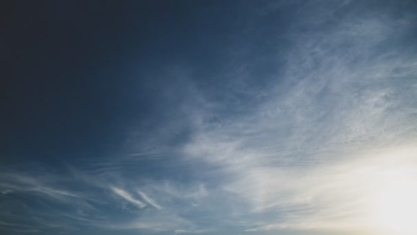 Временной Промежуток Видео Движения Драматического Белого Ветреного Облака Использование Замедленного — стоковое видео
