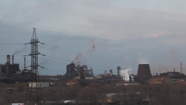 Industrieller Hintergrund Blick Die Industriezone Auf Pfeifen Mit Rauch Rauch — Stockvideo