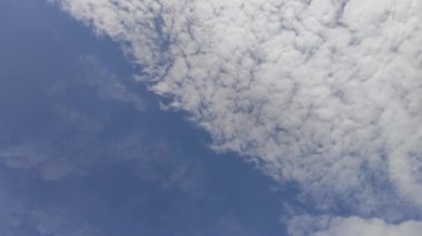 Zaman akışı bulutları. Mavi gökyüzü, temiz hava, güzel bulutlar zaman ayarlı, beyaz büyük yuvarlanan kütle. Gökyüzü bulutlu doğa mavi bulutlu.