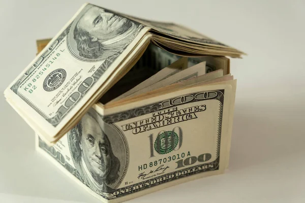 Minik bir banknot evi. Yatırım mülkiyeti kavramı, ipotek konsepti. Gayrimenkul piyasasında yatırım riski ve belirsizlik.