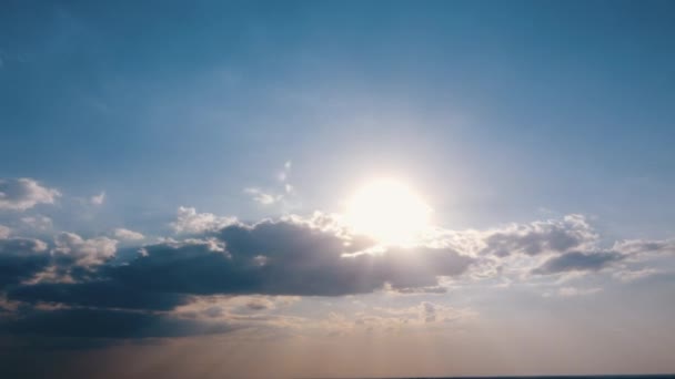 太陽光線と雲 雲で青い空をタイムラプス 4K時間経過ストックビデオの移動雲上の日没 — ストック動画