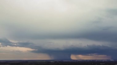 Dramatik yağmurlu bulutun hızlandırılmış video görüntüsü. Hızlandırılmış ve hızlandırılmış hareket Fırtına Bulutları, Gök Gürültüsü Doğa.