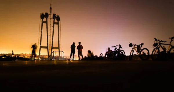 Silhouette einer Radfahrergruppe bei Sonnenuntergang. Menschen fahren mit dem Fahrrad — Stockfoto