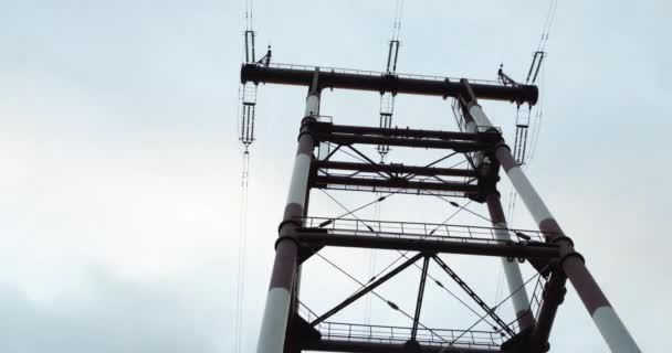 高電圧タワー 高圧送電線の時間経過 送電線のある高電圧タワー 高圧電柱送電塔の下図 — ストック動画