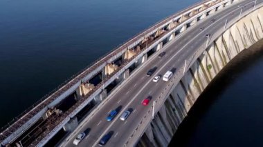 Şehre giden yolda trafik olan baraj Dinyeper Hidroelektrik İstasyonu 'na bakın. Ücretsiz. ulaşım kavramı