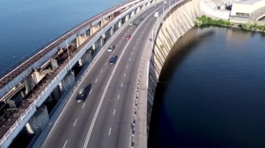 Nehrin üzerindeki barajda otoyol trafiği. Yol trafiğinin hava manzarası