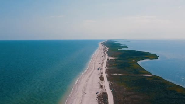 Повітряний Безпілотник Знімає Пляж Море Розділені Піщаною Береговою Лінією Мальовнича — стокове відео