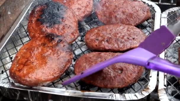 夏季温暖天气下英国城市家庭菜园中的烧烤 — 图库视频影像
