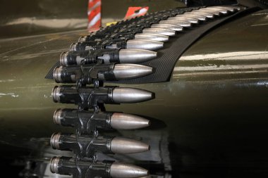 30 mm 'lik top mermileri uçak silahına yüklenmeye hazır.