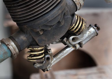 Hava tüpündeki vanalar soğutulmuş eski uçak motorları yayları gösteriyor..