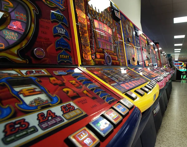Κέρμα Στο Ένα Χέρι Sot Μηχανές Τυχερών Παιχνιδιών Ένα Κέντρο — Φωτογραφία Αρχείου
