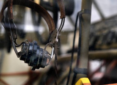 Dünya Savaşı seti planör kokpitinde asılı iki radyo kulaklığı..