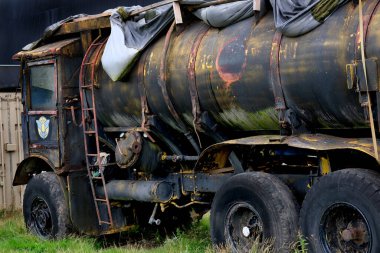 Eski yıpranmış 2. Dünya Savaşı yakıt ikmali için 2..