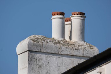 İngiliz sahil kasabasının merkezinde martı iç donanımlı bacalar var..