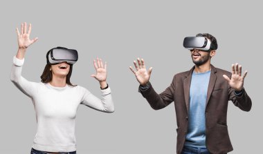 Genç adam ve kadın sanal gerçeklik kulaklığı kullanıyor. VR, gelecek, cihazlar, teknoloji konsepti