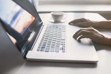 Ofiste dizüstü bilgisayar kullanan bir iş adamı. İş, çevrimiçi öğrenme, pazarlama, serbest öğrenim, öğrenim, uzaklık eğitimi, ev kavramından çalışma