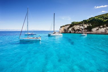 Yelkenli tekneleri olan güzel bir koy. Akdeniz 'de yatlar var. Yatçılık, seyahat, aktif yaşam tarzı, yaz eğlencesi ve yaşam konsepti
