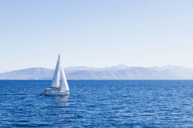 Yelkenli yatı olan güzel bir körfez. Akdeniz 'de bir yelkenli. Yatçılık, seyahat, aktif yaşam tarzı, yaz eğlencesi ve yaşam konsepti